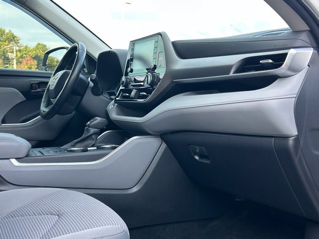 Used 2022 Toyota Highlander LE AWD/4WD image 27