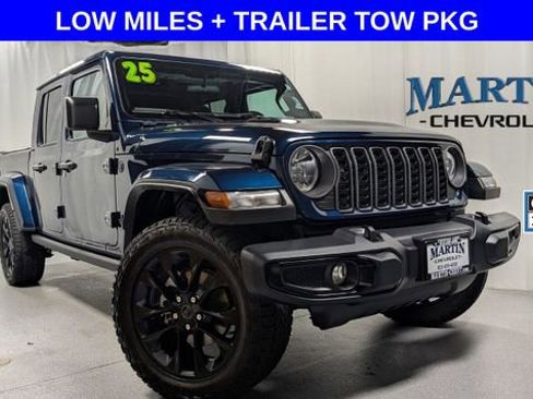 Used 2025 Jeep Gladiator Sport AWD/4WD image 1