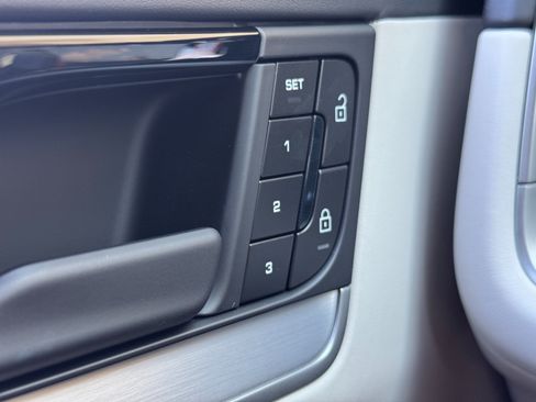Used 2024 Porsche Cayenne Turbo AWD/4WD image 18