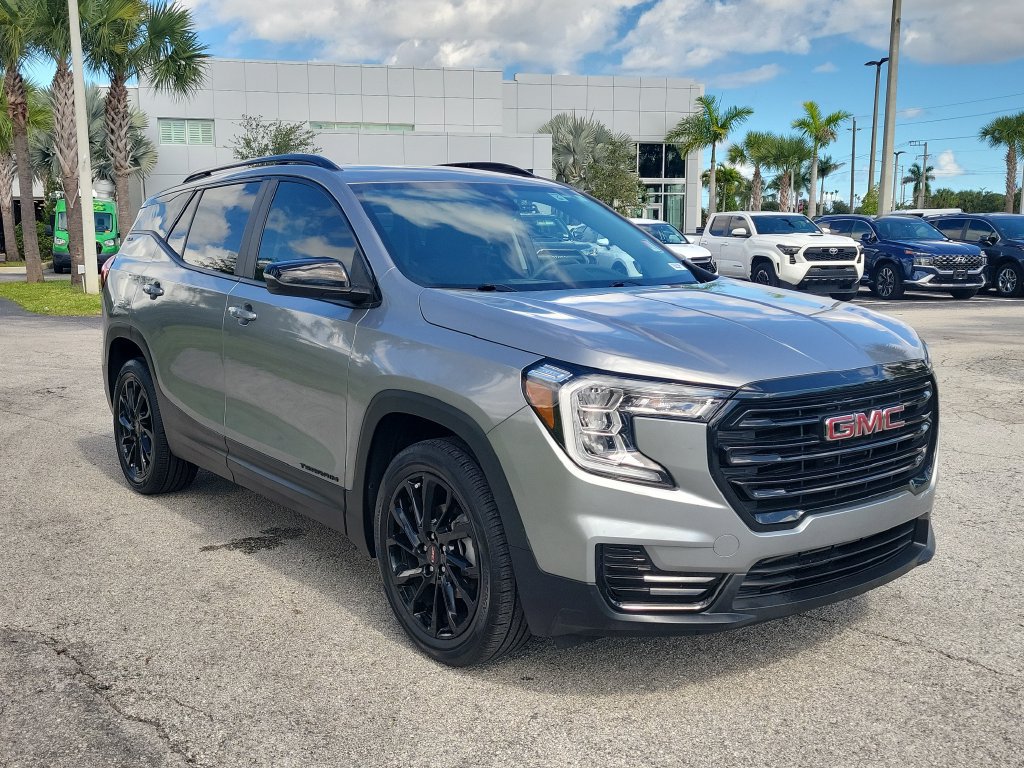 Used 2024 GMC Terrain SLE w/ Driver Convenience Package FWD image 3