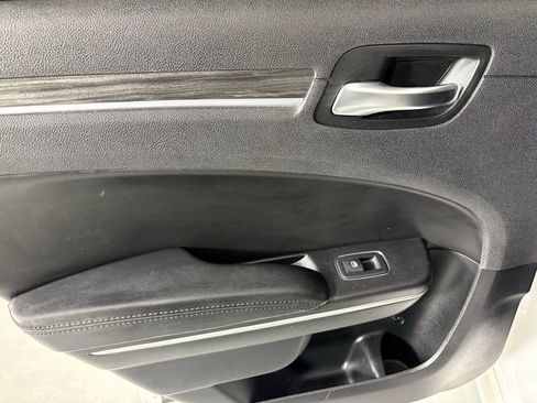 Used 2019 Chrysler 300 Touring w/ Chrome Appearance Package RWD image 34