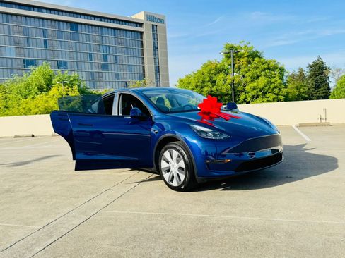 Used 2023 Tesla Model Y 2WD image 40