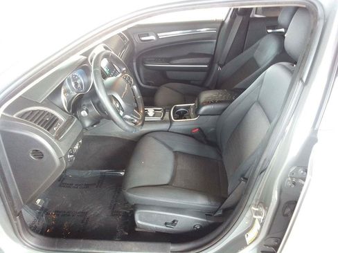 Used 2019 Chrysler 300 Touring w/ Chrome Appearance Package RWD image 13