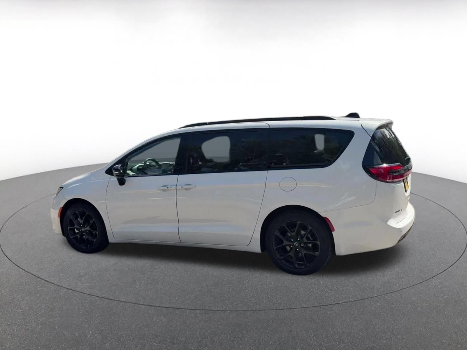 Used 2025 Chrysler Pacifica Limited FWD image 9