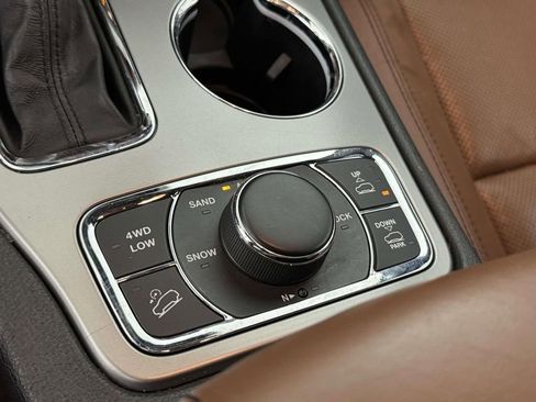 Used 2020 Jeep Grand Cherokee Overland AWD/4WD image 29