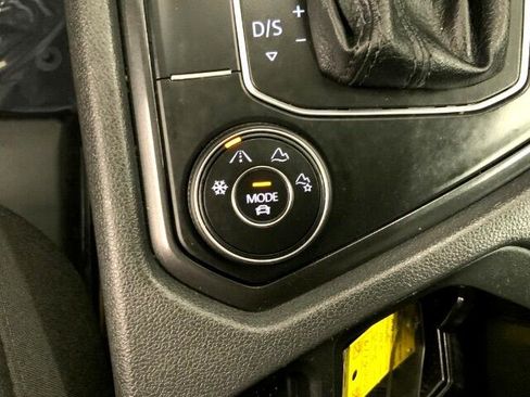 Used 2019 Volkswagen Tiguan SEL Premium image 16
