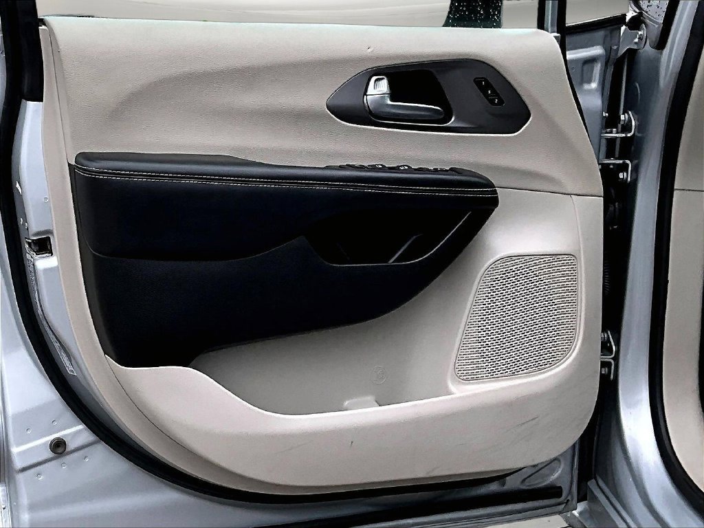 Used 2023 Chrysler Pacifica Touring-L FWD image 23