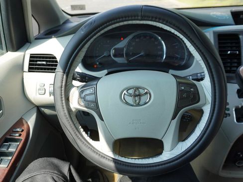 Used 2012 Toyota Sienna XLE AWD/4WD image 26