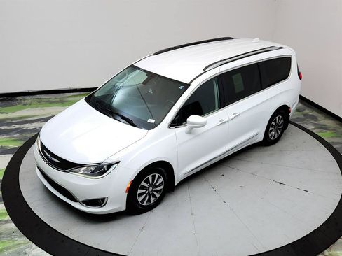 Used 2020 Chrysler Pacifica Touring-L Plus FWD image 33