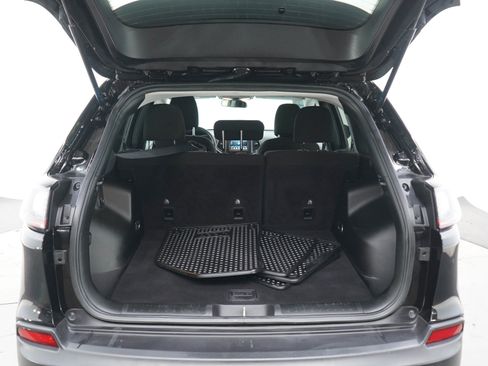 Used 2019 Jeep Cherokee Latitude w/ Cold Weather Group AWD/4WD image 16