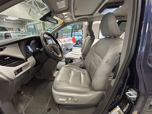 Used 2019 Toyota Sienna XLE w/ XLE Navigation Package FWD image 60