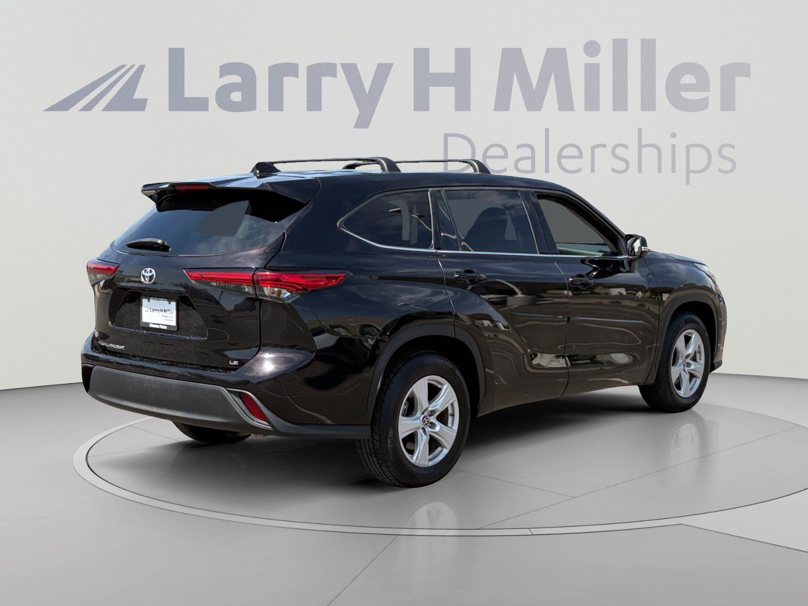 Used 2021 Toyota Highlander LE FWD image 5