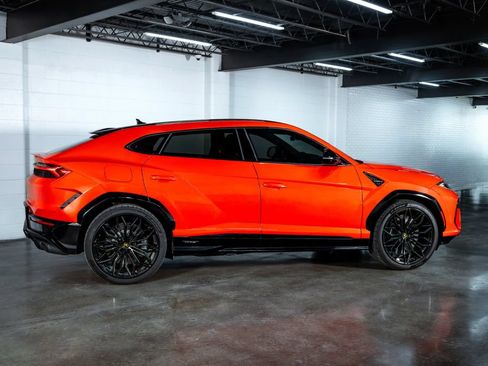 Used 2025 Lamborghini Urus SE AWD/4WD image 2