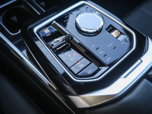 Used 2024 BMW 760i xDrive w/ Premium Package 2 image 16