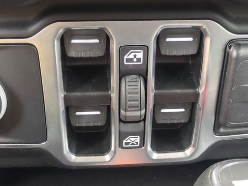 Used 2025 Jeep Wrangler Unlimited Sahara w/ Safety Group AWD/4WD image 25