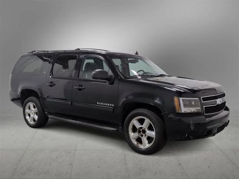 Used 2011 Chevrolet Suburban LT image 1