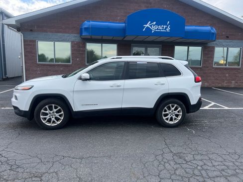 Used 2014 Jeep Cherokee Latitude w/ Comfort/Convenience Group AWD/4WD image 3
