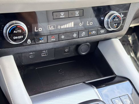 Used 2024 Mitsubishi Outlander 4WD Plug-In Hybrid image 25