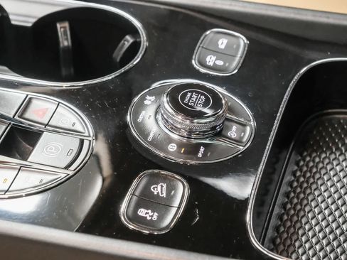 Used 2018 Bentley Bentayga AWD/4WD image 26