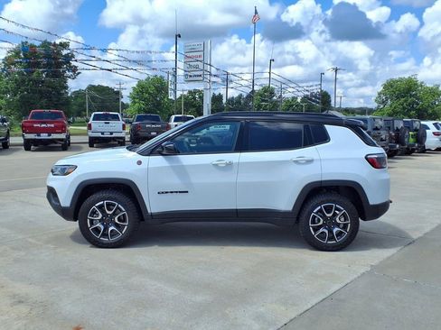 New 2026 Jeep Compass Trailhawk w/ Sun, Sound & Navigation Group AWD/4WD image 11