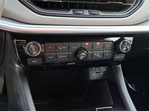 Used 2025 Jeep Compass Limited image 29