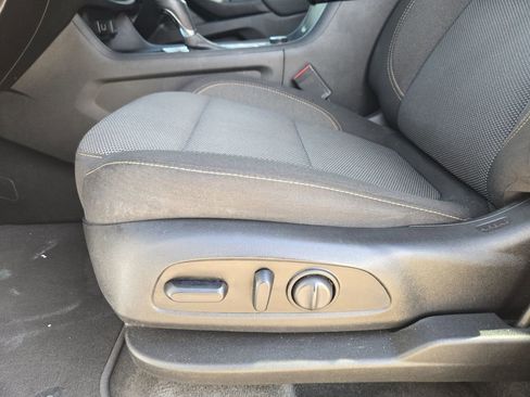 Used 2020 Chevrolet Traverse LT FWD image 19