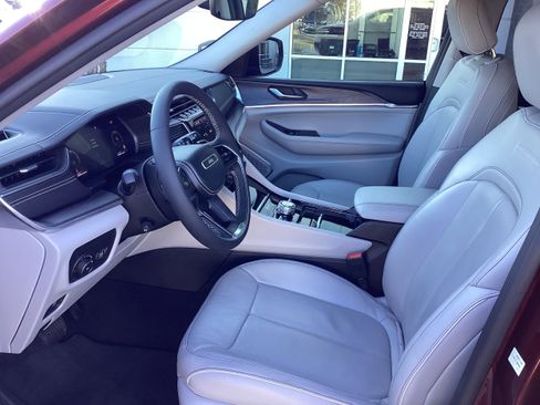 Used 2023 Jeep Grand Cherokee Overland image 7