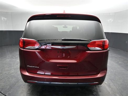 Used 2018 Chrysler Pacifica Touring-L image 5