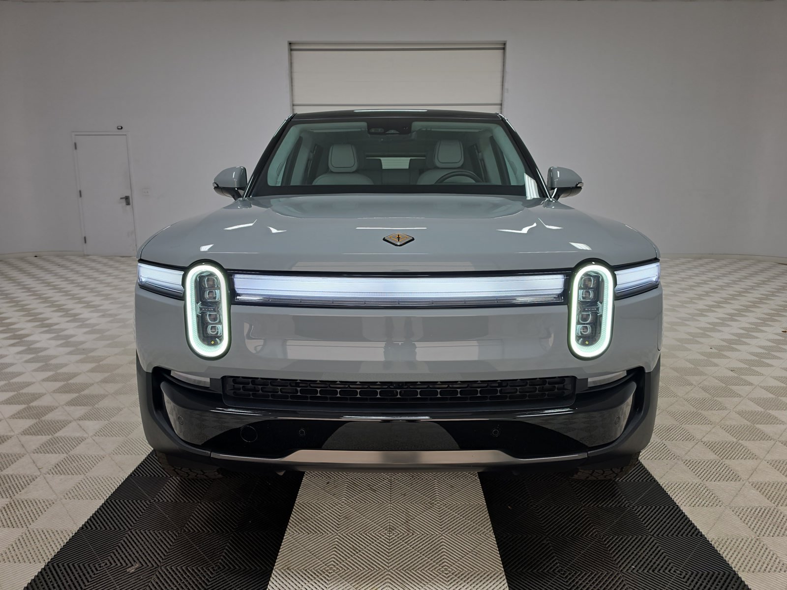 Used 2025 Rivian R1S Adventure Dual AWD/4WD image 8