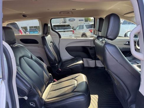 Used 2023 Chrysler Pacifica Touring-L FWD image 28