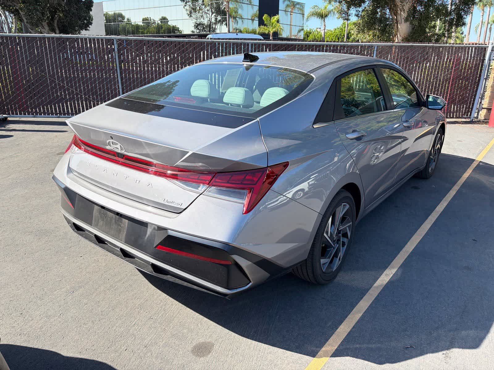 Used 2025 Hyundai Elantra Limited FWD image 3