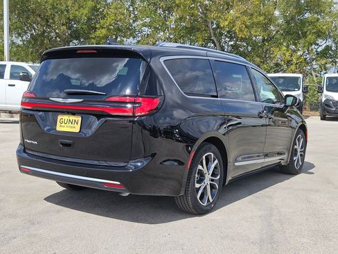 New 2026 Chrysler Pacifica Pinnacle image 3