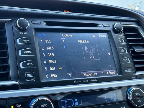 Used 2019 Toyota Highlander Limited image 21