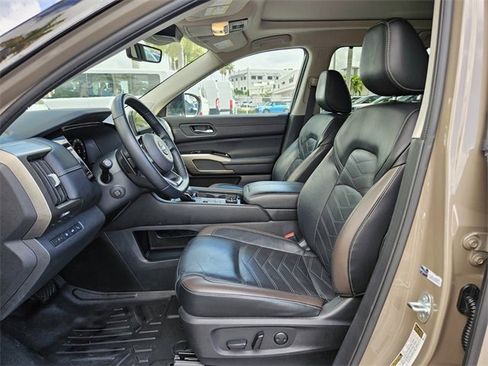 Used 2023 Nissan Pathfinder Platinum w/ Cargo Package image 4