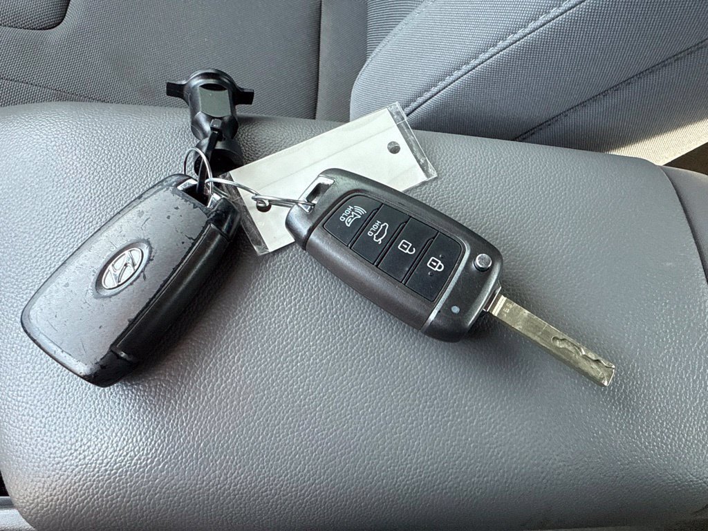 Used 2022 Hyundai Elantra SE FWD image 31