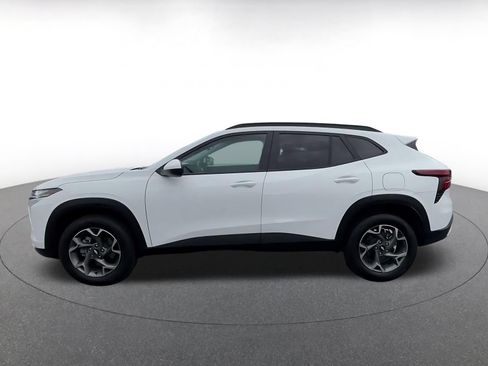 Used 2025 Chevrolet Trax LT FWD image 8