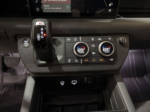 Used 2024 Land Rover Defender 110 X-Dynamic SE image 18