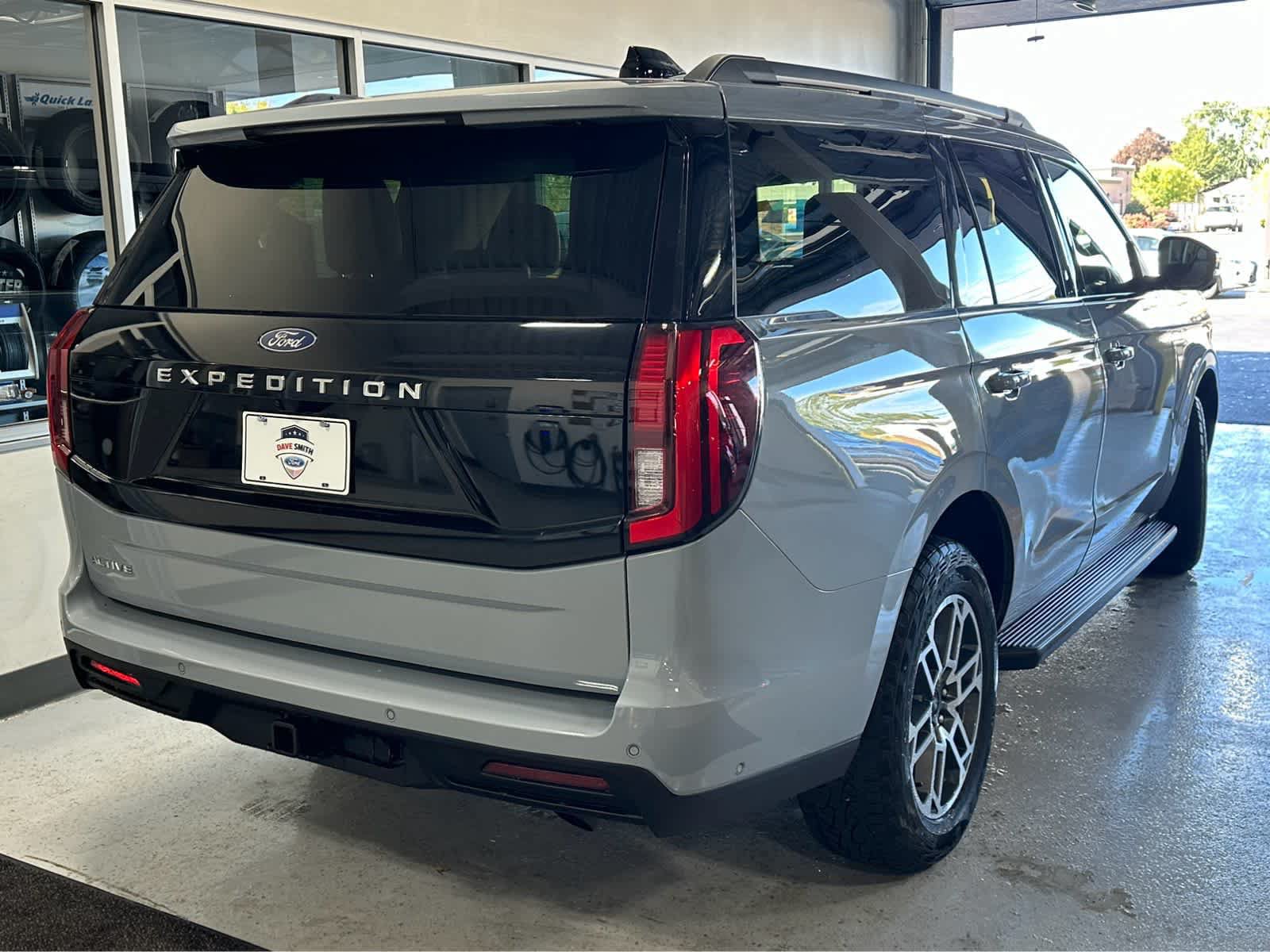 Certified 2025 Ford Expedition Active AWD/4WD image 4