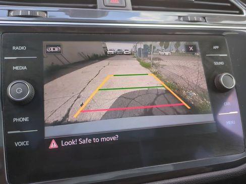 Used 2022 Volkswagen Tiguan SE w/ Panoramic Sunroof Package FWD image 27