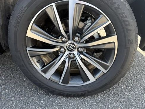 Certified 2022 Toyota Venza LE image 12