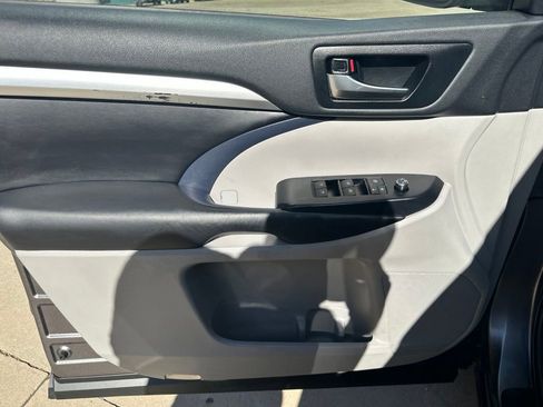 Used 2019 Toyota Highlander XLE AWD/4WD image 17