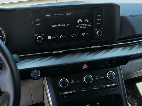 Used 2024 Kia Carnival LX FWD image 19