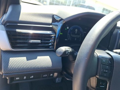 Used 2025 Toyota Camry SE w/ Convenience Package image 18