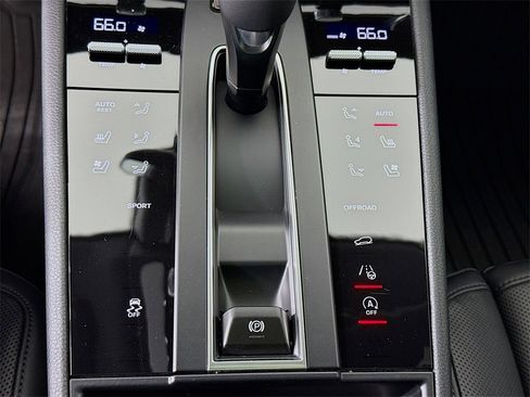 Certified 2025 Porsche Macan image 22