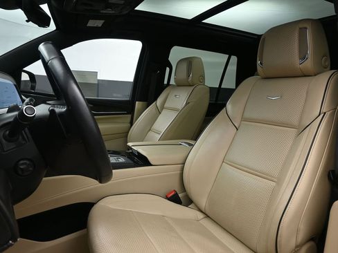 Used 2024 Cadillac Escalade Premium Luxury image 4