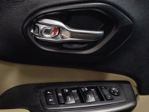 Used 2019 Jeep Cherokee Latitude w/ Popular Appearance Group FWD image 27