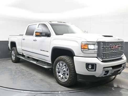 Used 2019 GMC Sierra 2500 Denali w/ Duramax Plus Package AWD/4WD image 2