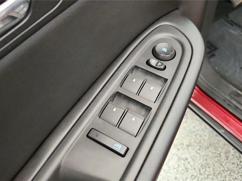 Used 2015 Chevrolet Traverse LT w/ Style and Technology Package FWD image 30