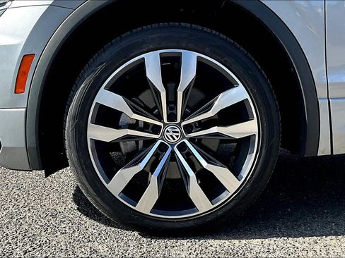Used 2021 Volkswagen Tiguan SEL Premium R-Line image 8