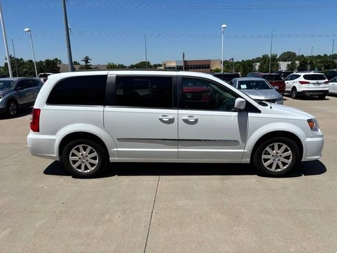 Used 2014 Chrysler Town & Country Touring FWD image 4
